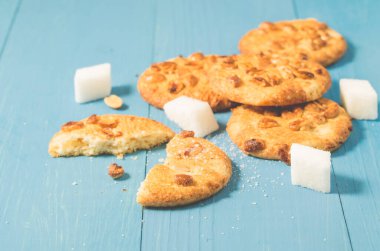 fındıklı çip kurabiyeleri ve fındıklı şekerli / fındıklı ve topak şekerli kurabiyeler mavi ahşap arka planda, seçici odak