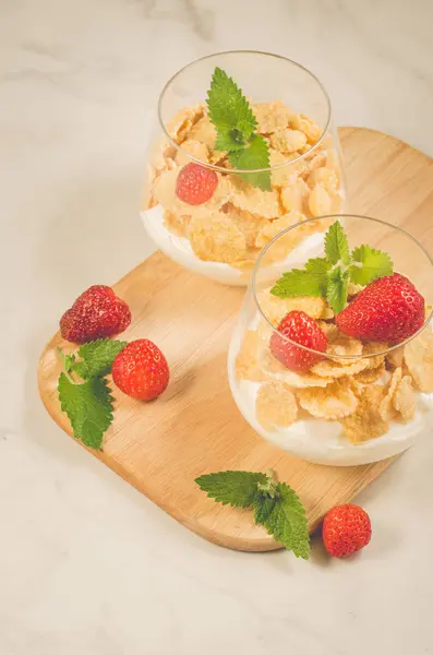 桌上放上一杯美味草莓甜点 自制酸奶 用玉米片装饰薄荷和草莓放在木制托盘上 俯瞰全景 — 图库照片