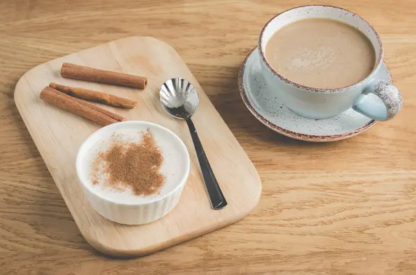 肉桂放在白碗里 一杯咖啡 肉桂放在木盘上 一杯咖啡 — 图库照片