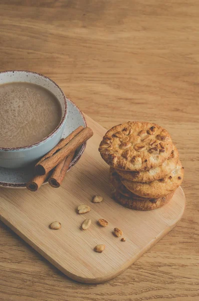 Gestapelte Chipkekse Mit Nüssen Und Kaffeetasse Gestapelte Chipkekse Mit Nüssen — Stockfoto