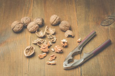 Ceviz. Ahşap bir arka planda kabuk ve fındıkkıran. Üst görünüm