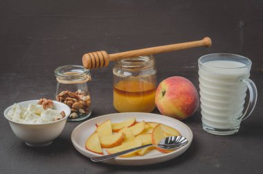 Sağlıklı kahvaltı geçmişi. Şeftali, bal, süt, süzme peynir ve ceviz.. 