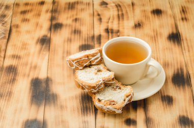 Çay fincanı ve hamur işleri ahşap masada. Kahvaltıda. Seçici odak
