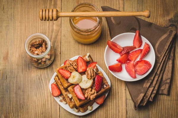 Des Galettes Gaufrettes Maison Décorées Banane Fraise Noix Arrosées Miel — Photo