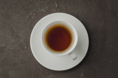 Koyu arkaplanda beyaz çay, üst manzara.