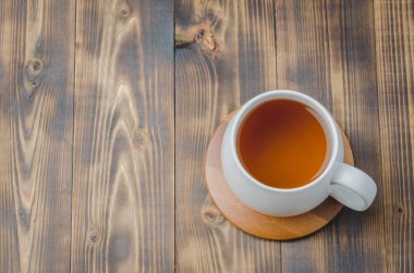Bambu destekli beyaz bardak ahşap bir masada, üst görünüm, kopyalanma alanı