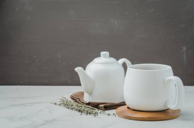 Kekik çayı. Bambu destekli beyaz bardak ve peçeteli çaydanlık. Kopyalama alanı