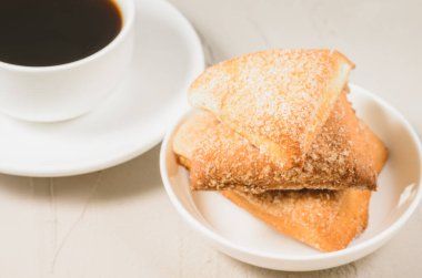 kahve fincanı ve ev yapımı kurabiyeler / kahvaltı whith kahve fincanı ve ev yapımı kurabiyeler, kapatın.