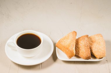 Kahve fincanı, ev yapımı kurabiyeler, kahve fincanı ve beyaz taşlı arka planda ev yapımı kurabiyeler.