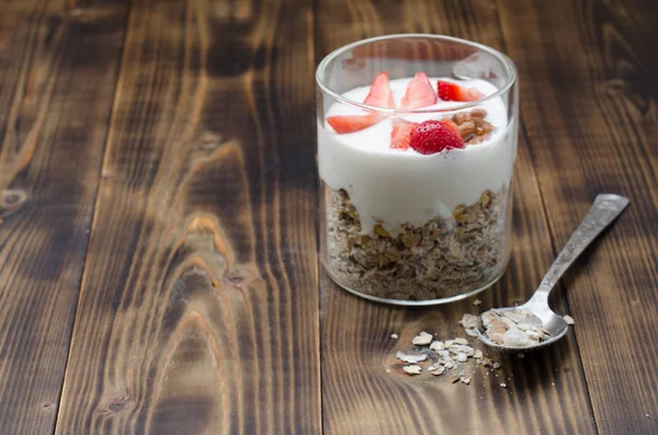 Zdrowe Śniadanie Szklany Jogurt Świeża Truskawka Łyżka Rozrzuconą Granulką Drewnianym — Zdjęcie stockowe
