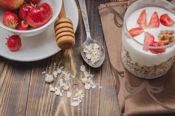 Préparation Yaourt Avec Granule Trempette Miel Noix Fraise Sur Une — Photo