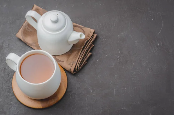 Weiße Tasse Tee Und Teekanne Auf Schwarzem Steinhintergrund Draufsicht Und — Stockfoto