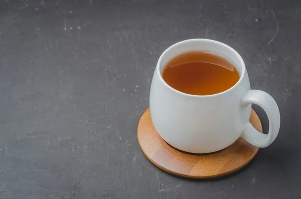 Weiße Tasse Mit Tee Auf Einer Bambusstütze Auf Einem Tisch — Stockfoto