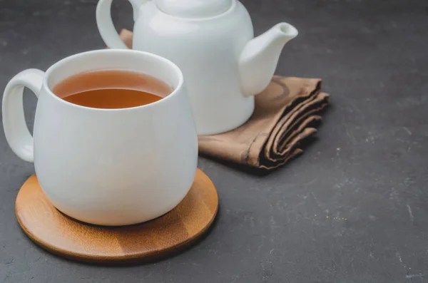 Weiße Tasse Tee Und Teekanne Auf Schwarzem Steinhintergrund Kopierraum Und — Stockfoto
