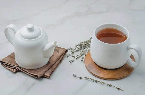 Thyme Herbal Teh Cangkir Putih Dengan Teh Dan Ketel — Stok Foto