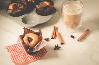 Çikolata dolgulu kekler ve tarçınlı kekler. Çikolata dolgulu ve tarçınlı çubuklar beyaz bir masada.