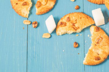 fındıklı kurabiyeler ve mavi ahşap arka planda şekerli topak şekerli fındıklı kurabiyeler ve mavi ahşap tahtalarda şekerli şeker. Boşluğu kopyala