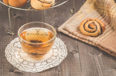 Kahvaltınız haşhaş ve cam bardakla olsun. Kahvaltınız da haşhaş ve cam bardakla olsun. Kahvaltınız da koyu ahşap bir masada olsun. Seçici odak