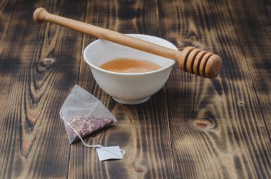 Ballı, çay poşetli, ahşap masa. Seçici odak