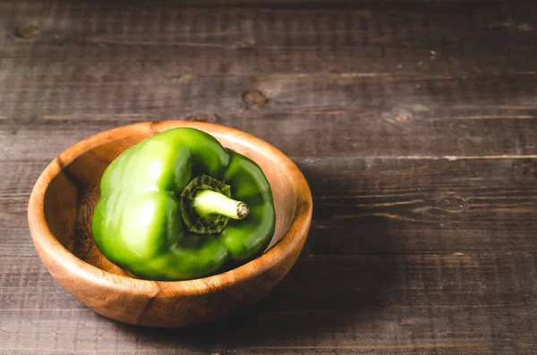 木制碗上的绿色红辣椒 深色背景上的木制碗上的绿色红辣椒 有选择的重点 — 图库照片