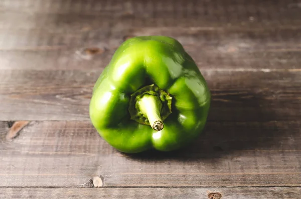 木桌上的绿色红辣椒特写 新鲜绿色红辣椒 有选择的焦点 — 图库照片