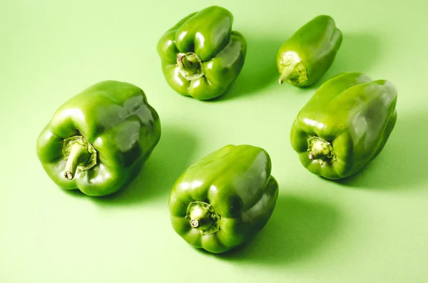 在绿色背景上分离的木瓜胡椒 绿色背景上的新鲜绿色木瓜胡椒 有选择的重点 — 图库照片