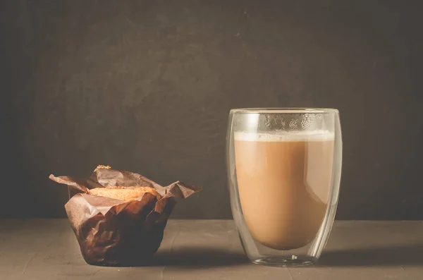 Kue Dengan Isian Coklat Kertas Dan Cangkir Kue Cappuccino Dengan — Stok Foto