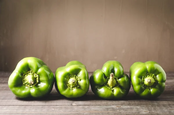 木桌上的一排绿色红辣椒 新鲜绿色红辣椒 有选择的焦点 — 图库照片
