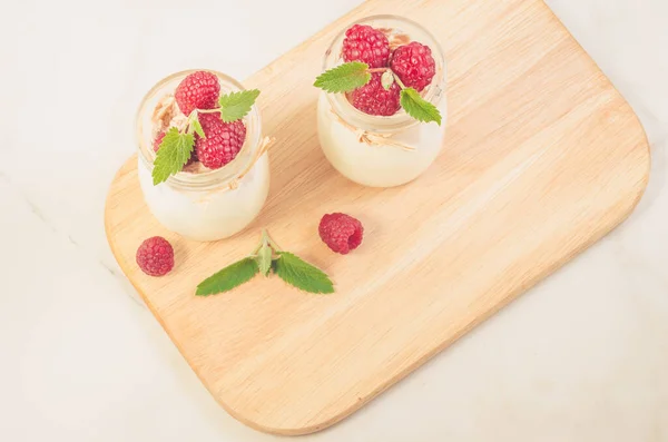 酸奶与浆果和薄荷在托盘 健康的夏季酸奶与浆果和薄荷在木制托盘 顶部视图 — 图库照片