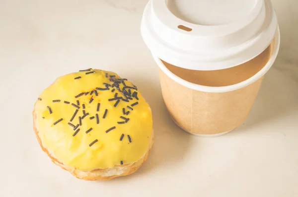 Donut Yllow Glaze Paper Coffee Cup Donut Yellow Glaze Paper — Stock Photo, Image