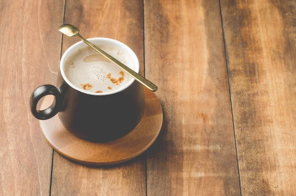 Cangkir Hitam Cappuccino Dalam Dukungan Kayu Atas Meja Kayu — Stok Foto