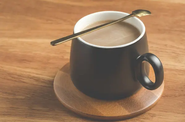 Cangkir Hitam Cappuccino Dalam Dukungan Kayu Atas Meja Kayu — Stok Foto