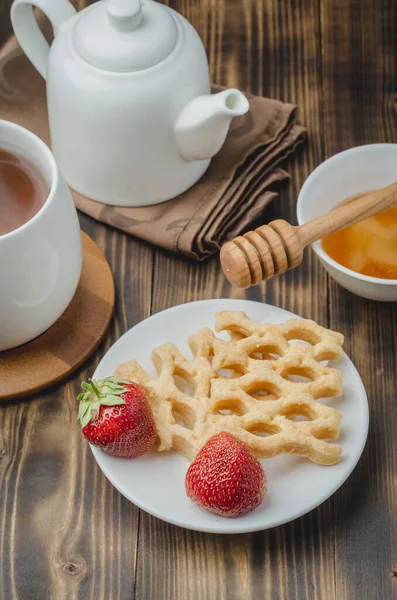 Délicieux Petit Déjeuner Avec Thé Miel Gaufrettes Décorées Fraises Fraîches — Photo