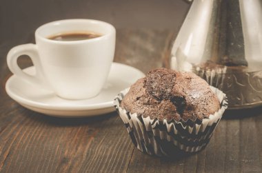 Çikolatalı kekler, kahve fincanları ve Türkler / çikolatalı kekler, kahve fincanları ve Türkler tahta bir arka planda, seçici bir odak