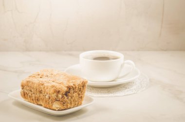 Beyaz kahve, tatlı, beyaz kahve fincanı ve beyaz mermer arka planda bisküvi. Seçici odak