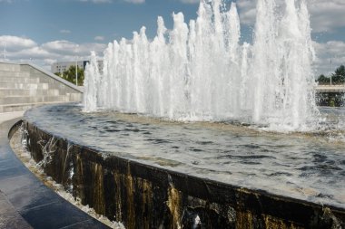 Su fıskiyesi jeti mavi gökyüzü üzerinde / Su jetleri mavi gökyüzü üzerindeki çeşmeden geliyor