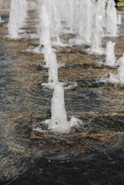 Çeşme / Su basıncından dolayı baş su jetleri. Şehir çeşmesi. Jet altı.