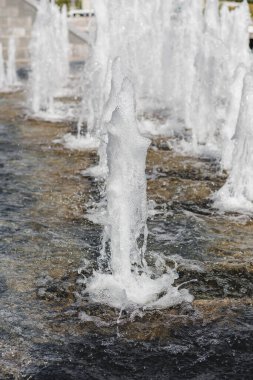 Yerden su fışkırıyor. Su basıncı. Şehir çeşmesi. Jet dibi. Püskürt