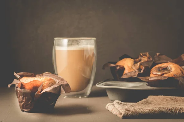 Frische Kuchen Mit Schokoladenfüllung Und Cappuccino Glas Hausgemachtes Gebäck Kuchen — Stockfoto