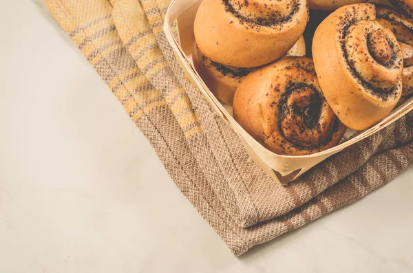 Rotoli Freschi Con Papavero Una Scatola Legno Pasticcini Freschi Concetto — Foto Stock