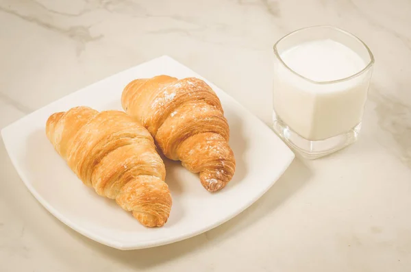 Desayuno Con Croissants Leche Croissants Plato Vasos Leche Una Mesa — Foto de Stock