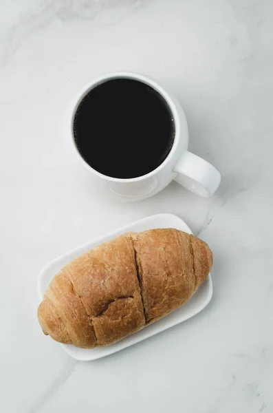 Taza Blanca Con Café Negro Croissant Sobre Mesa Piedra Blanca — Foto de Stock