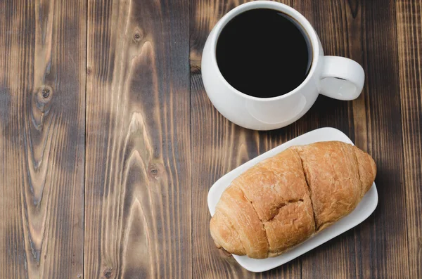 Fehér Bögre Fekete Kávéval Croissant Fából Készült Háttérrel Top View — Stock Fotó