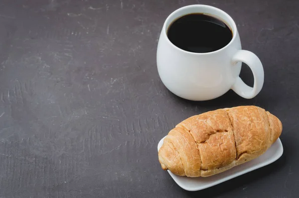 Tasse Blanche Avec Café Noir Croissant Sur Fond Pierre Sombre — Photo