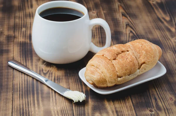Desayuno Francés Taza Blanca Con Café Negro Croissant Con Cuchillo — Foto de Stock