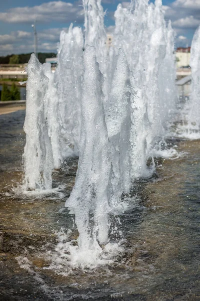 来自喷泉 水压的水柱头 城市喷泉 喷气式底部 — 图库照片