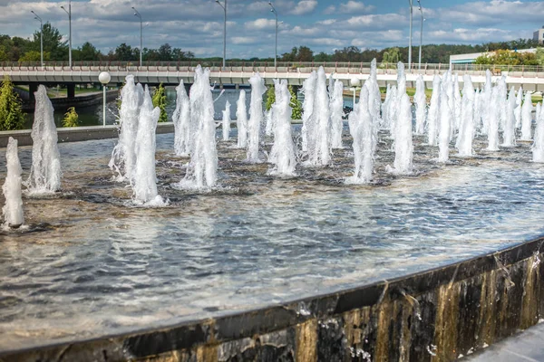 Cabeza Chorros Agua Fuente Fuente Agua Chorro Agua Sobre Cielo — Foto de Stock