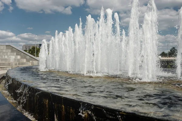 Fuente Agua Chorro Agua Sobre Cielo Azul Cabeza Chorros Agua — Foto de Stock