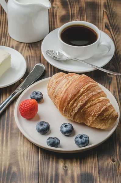 Delicioso Café Manhã Com Bagas Frescas Xícara Café Creme Croissant — Fotografia de Stock