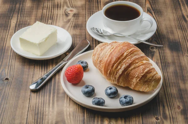 Kaffeetasse Croissant Mit Beeren Weißer Schüssel Und Butter Auf Holzgrund — Stockfoto